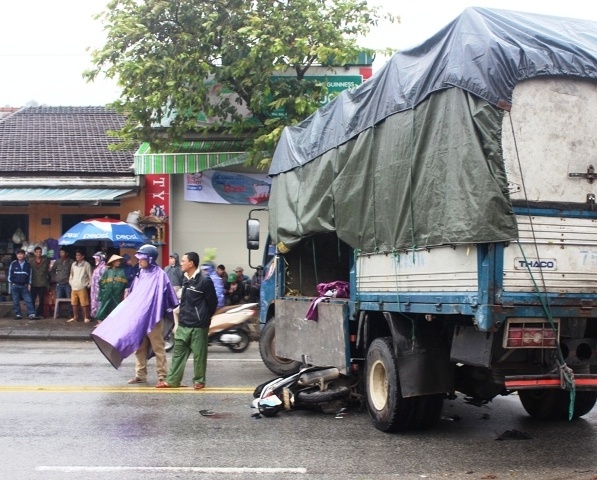 Xe may dam xe tai, mot phu nu nguy kich hinh anh