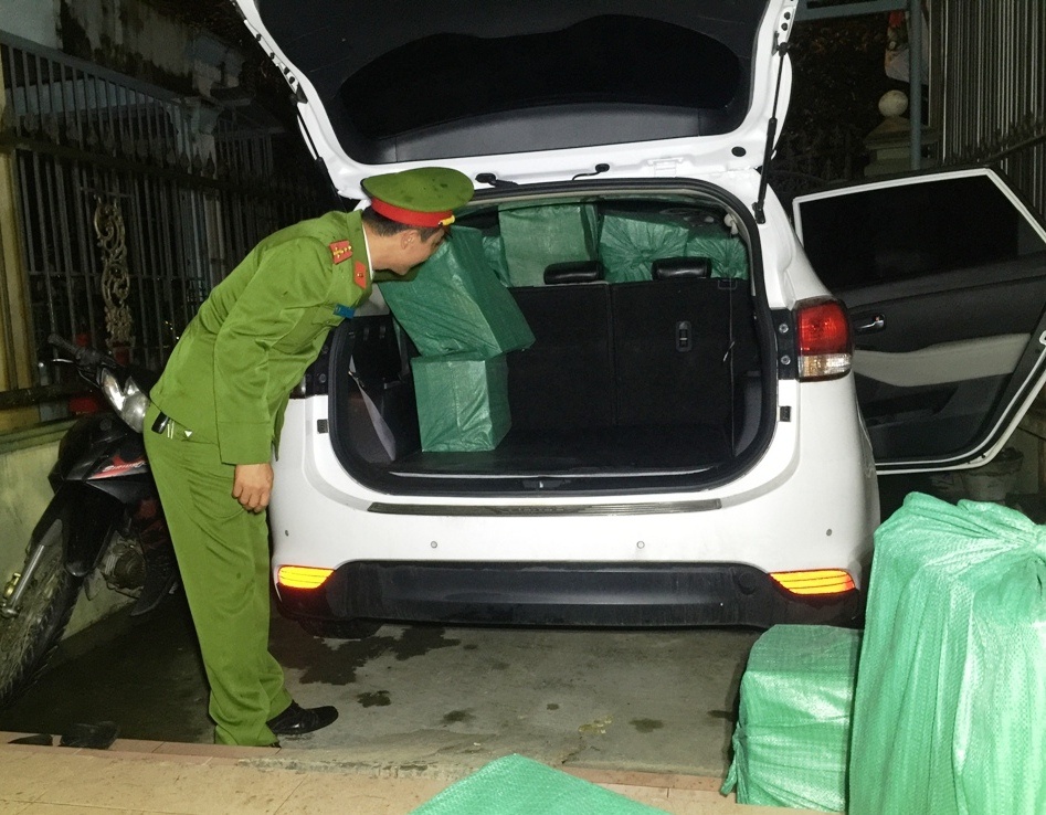 Vận chuyển 10.000 gói thuốc lá lậu ảnh 1 Van chuyen 10.000 goi thuoc la lau anh 1