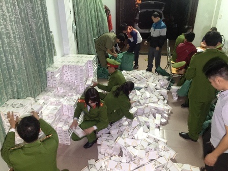 Tai xe 9X van chuyen 10.000 goi thuoc la lau hinh anh