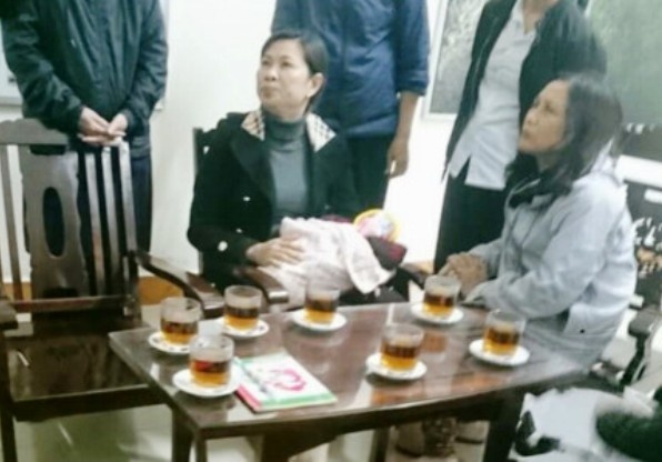 Bé sơ sinh bị bỏ rơi trước cổng nhà thờ ảnh 1 Be so sinh bi bo roi truoc cong nha tho anh 1