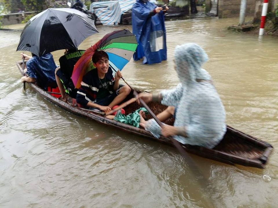 Co do Hue chim trong bien nuoc, dan di thuyen giua pho hinh anh