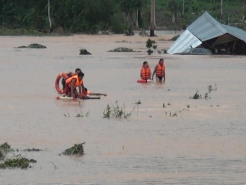 Cu ong 73 tuoi lao xuong dong lu xiet cuu co gai 19 tuoi hinh anh