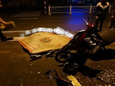 Hai sinh vien tu vong khi xe may lao vao goc cay hinh anh