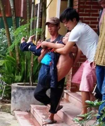 Thanh nien cam 2 chai xang xong vao tru so cong an hinh anh