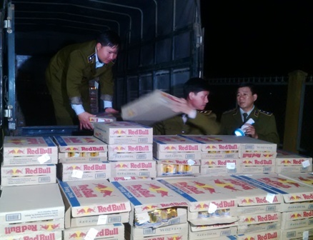 Tich thu 700 thung nuoc 'bo huc' khong giay to hinh anh