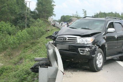 Hai me con tu nan khi xe may tong truc dien Fortuner hinh anh