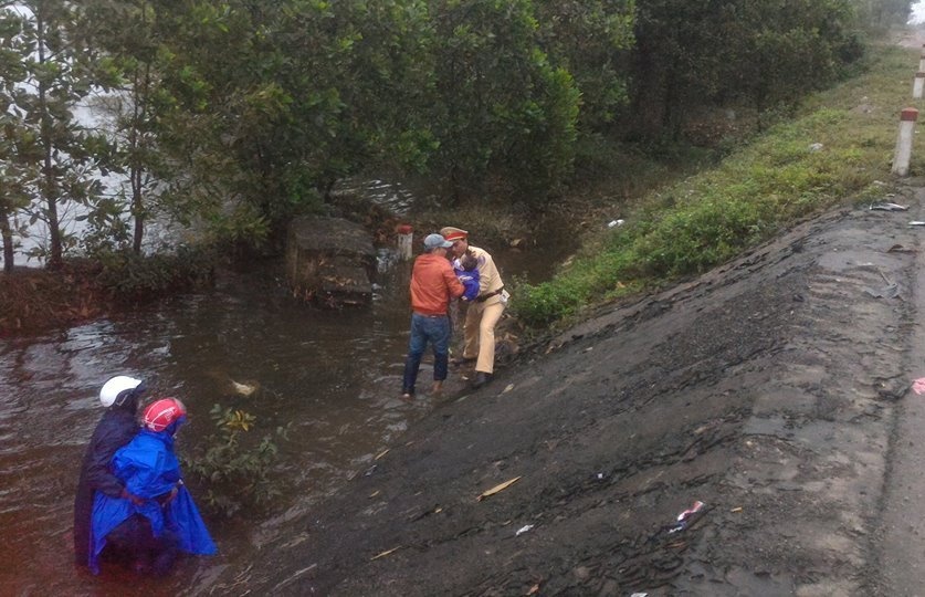 CSGT giúp đỡ hai mẹ con bị tai nạn ảnh 1 CSGT giup do hai me con bi tai nan anh 1