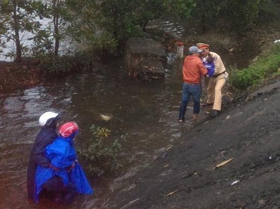 Xe may lao xuong ruong, CSGT phu dua 2 me con len bo hinh anh