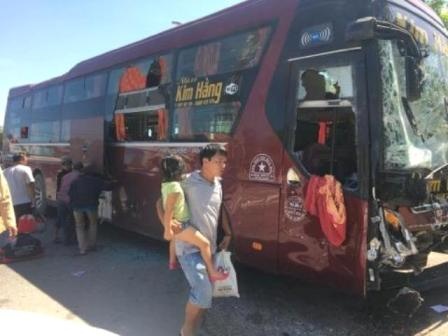 Xe tai dau dau oto khach, 2 nguoi nguy kich hinh anh