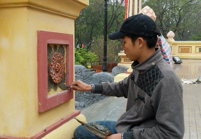 Chinh sua lai hoa van bia Quoc hoc Hue theo dung nguyen ban hinh anh