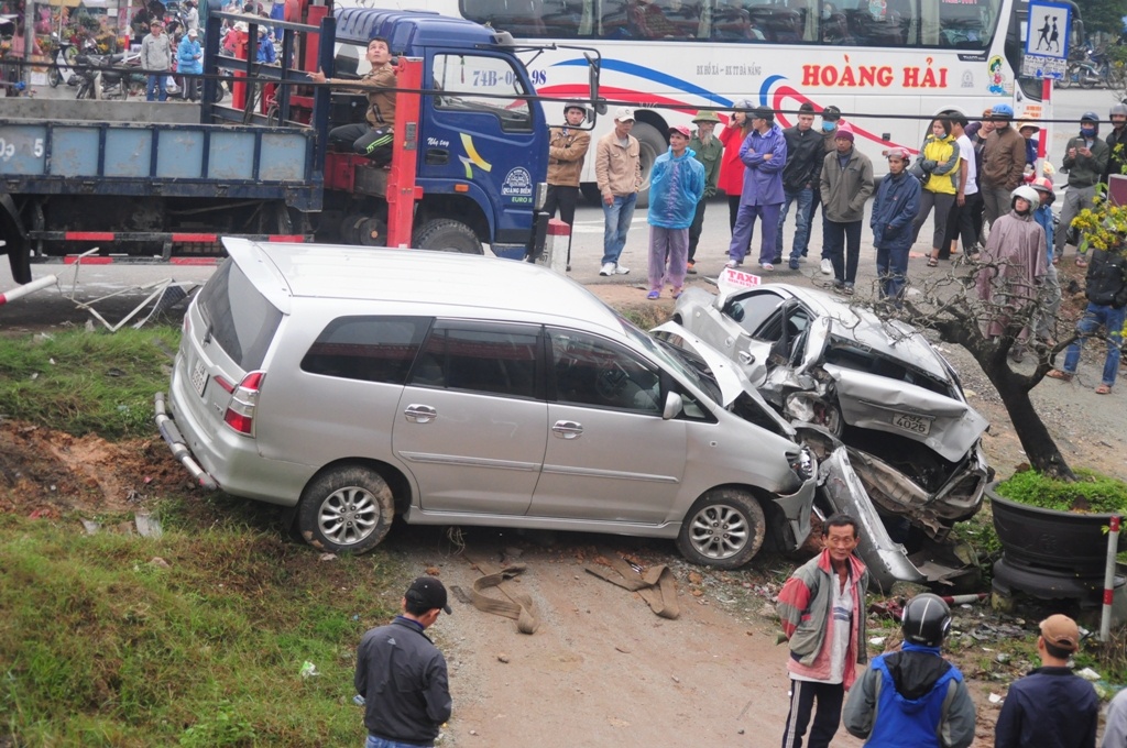 Xe taxi bi tong vang xa 10 m anh 1