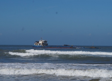 Tau hang mac can, 3.000 tan than dang tran ra bien hinh anh