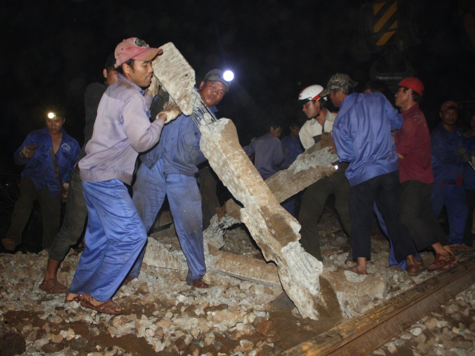 Cong nhan trang dem cuu ho tau SE2 lat o Hue hinh anh