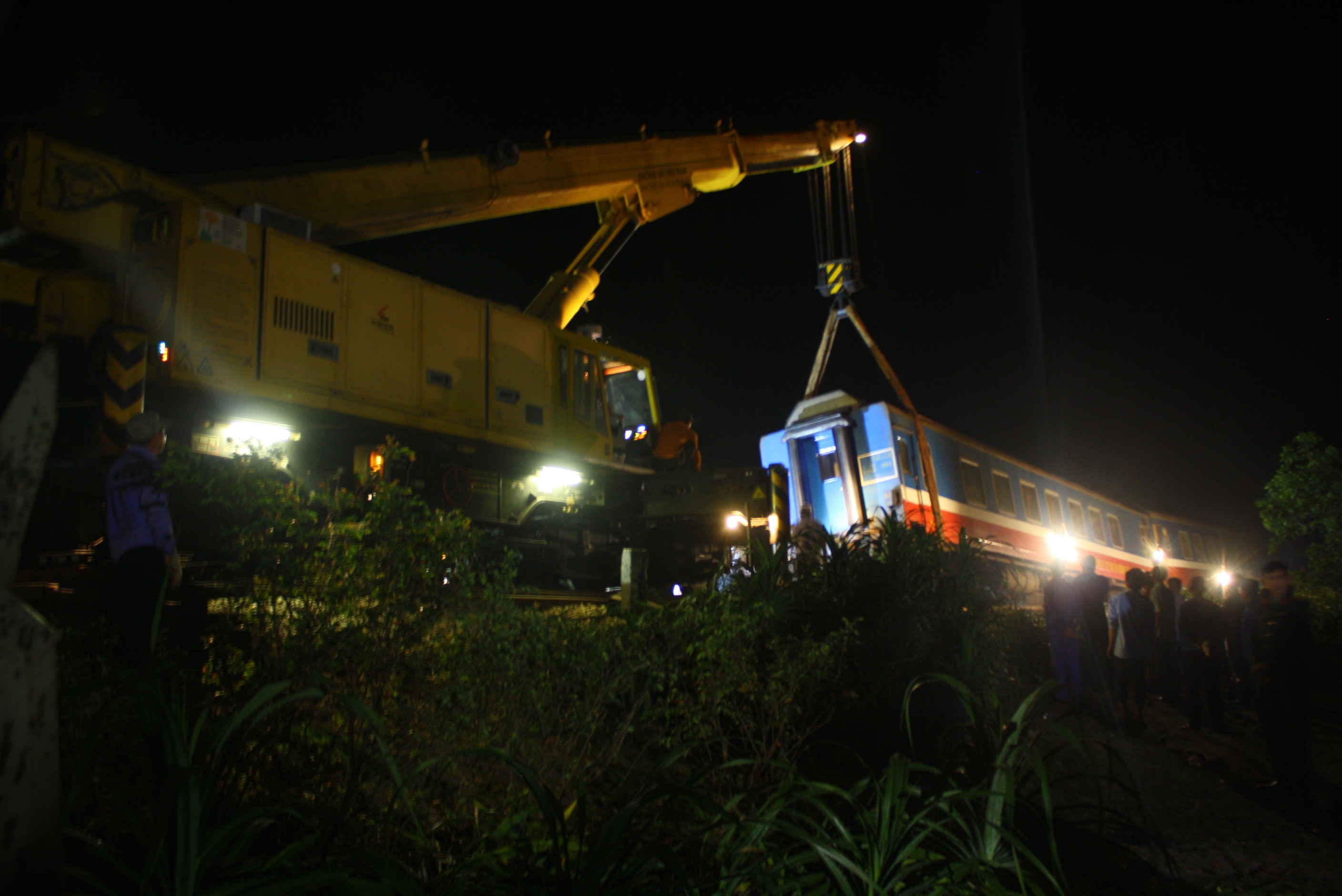 Cong nhan trang dem cuu ho tau SE2 anh 1