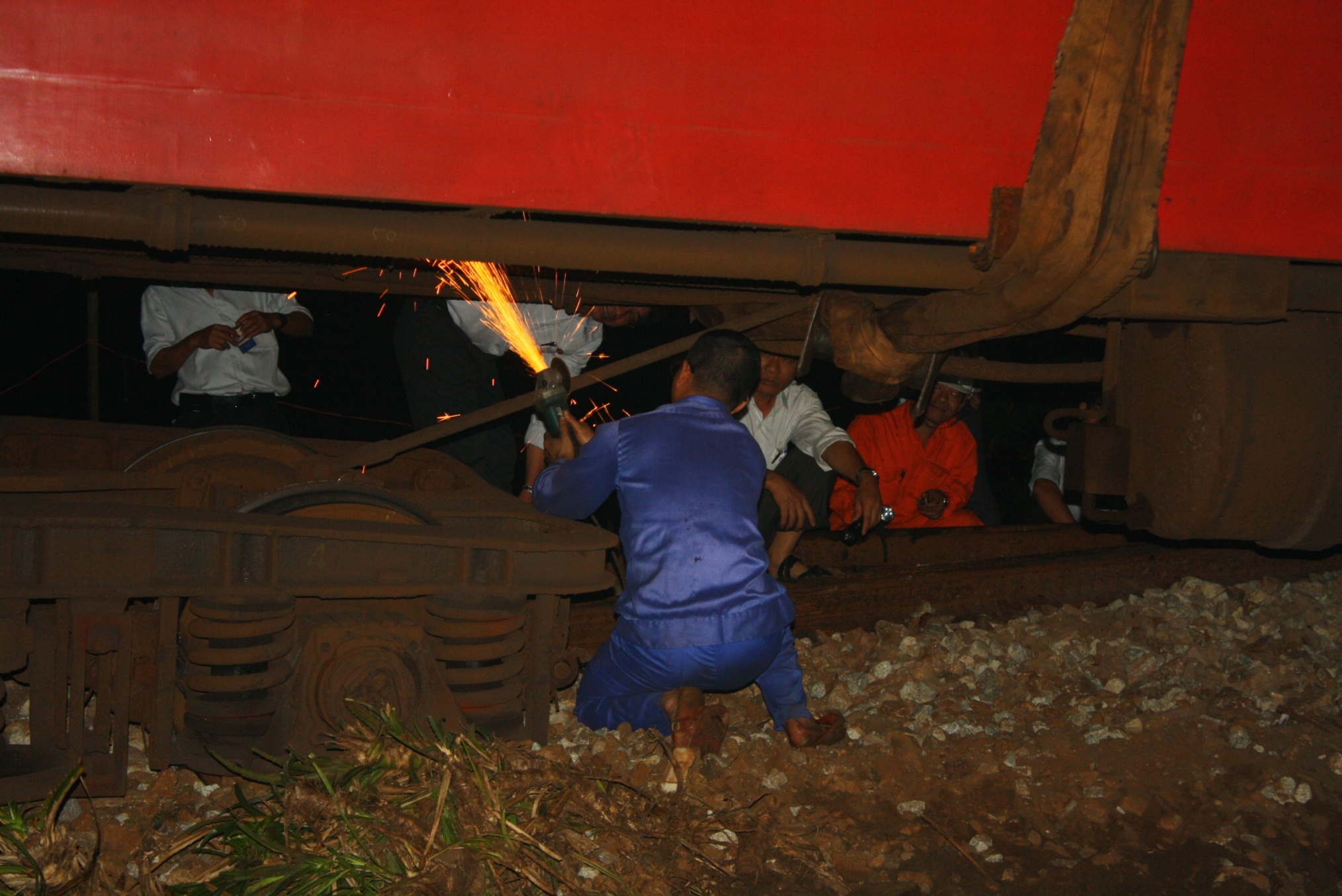 Cong nhan trang dem cuu ho tau SE2 anh 4