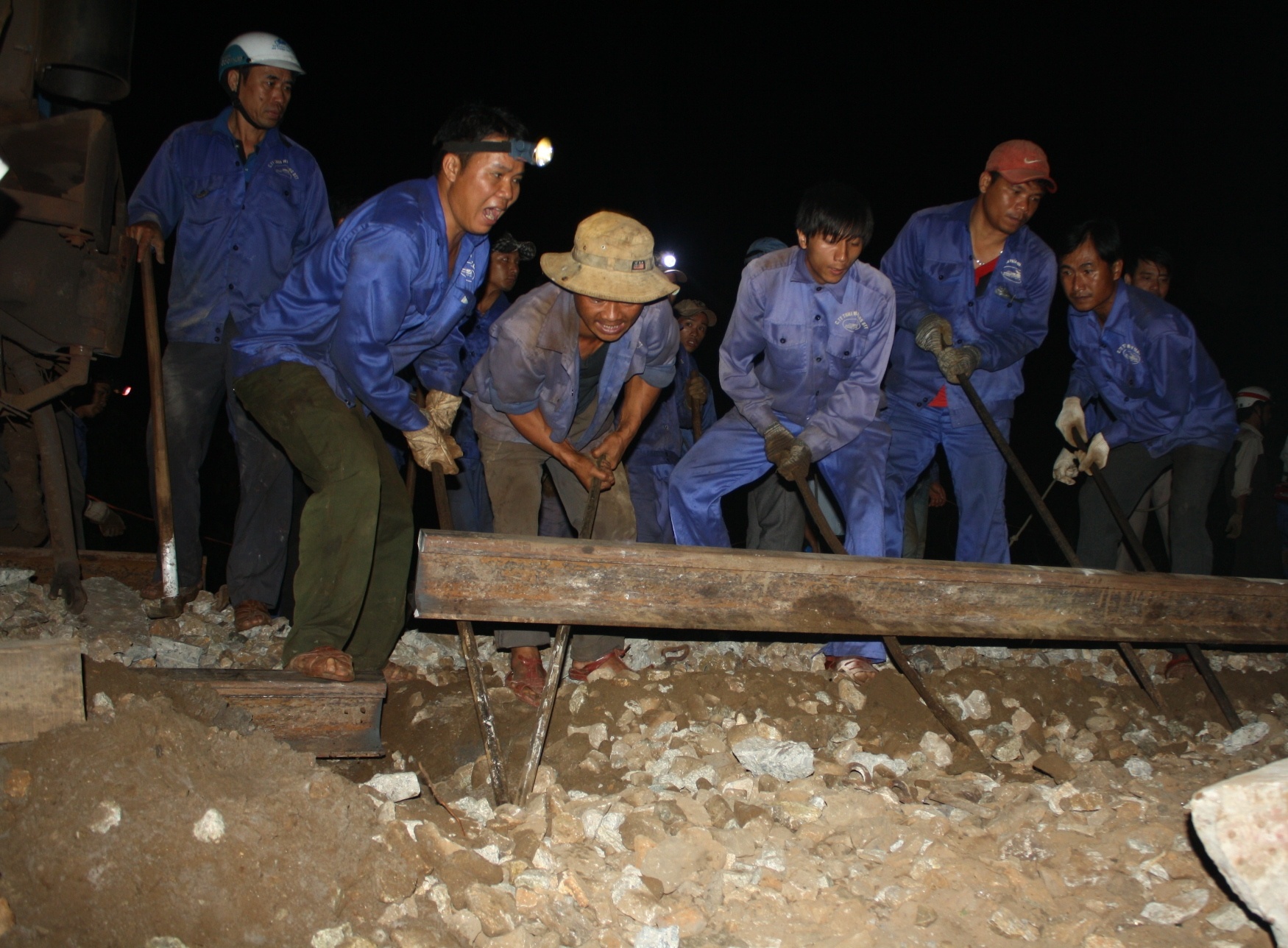 Cong nhan trang dem cuu ho tau SE2 anh 6