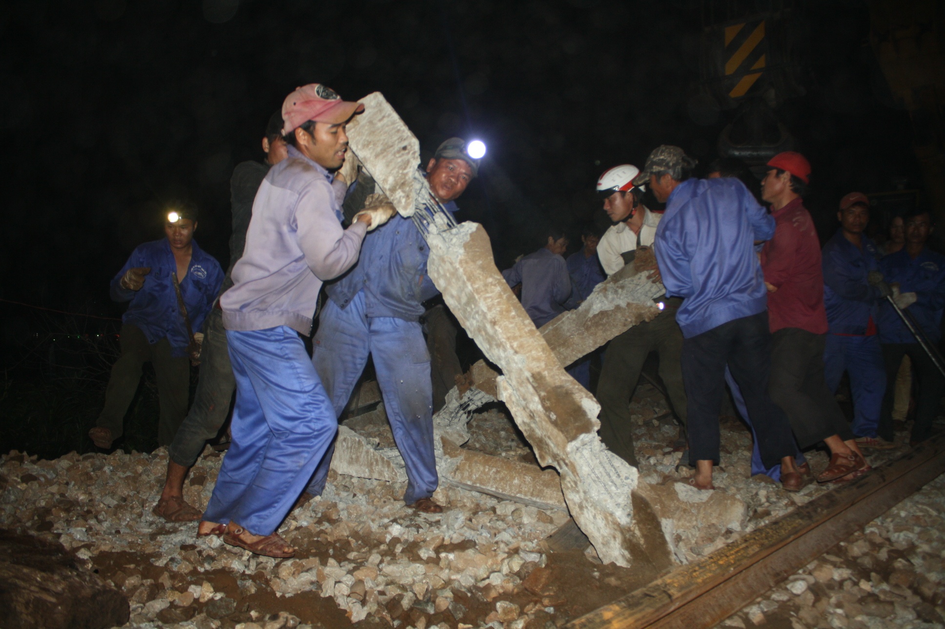 Cong nhan trang dem cuu ho tau SE2 anh 7