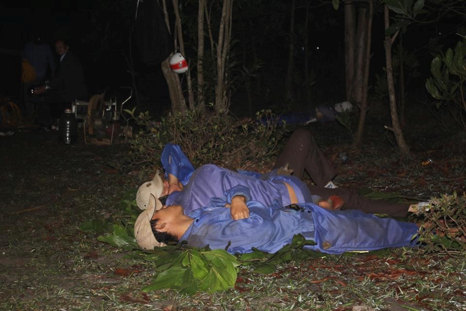 Cong nhan trang dem cuu ho tau SE2 anh 9