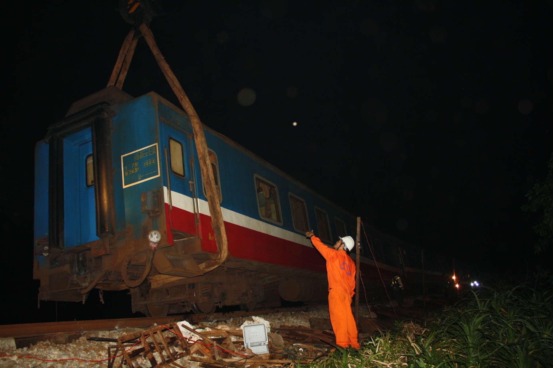 Cong nhan trang dem cuu ho tau SE2 anh 3