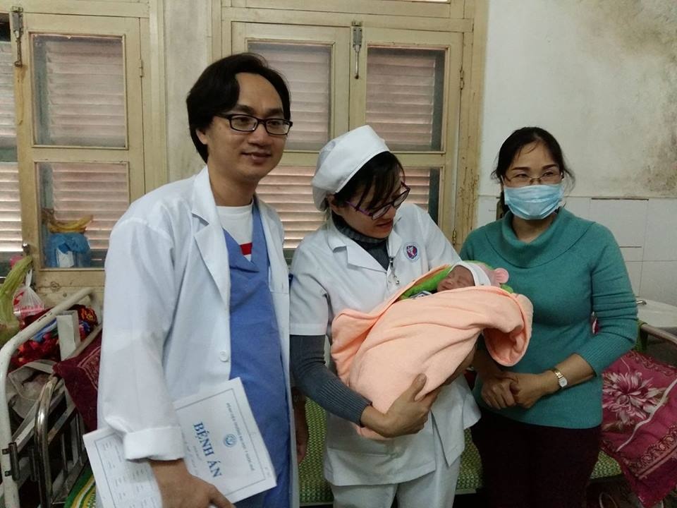 Cuu song chau be so sinh bi sa day ron anh 1