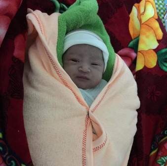 Cuu song chau be bi sa day ron hinh anh