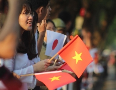 Nguoi dan co do Hue han hoan chao don Nhat hoang den tham hinh anh