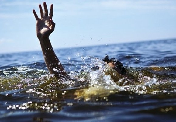 Nam sinh vien 19 tuoi bi song cuon mat tich khi tam bien hinh anh