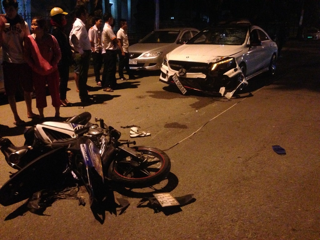 Mercedes huc vang thanh nien chay Exciter len nap capo hinh anh