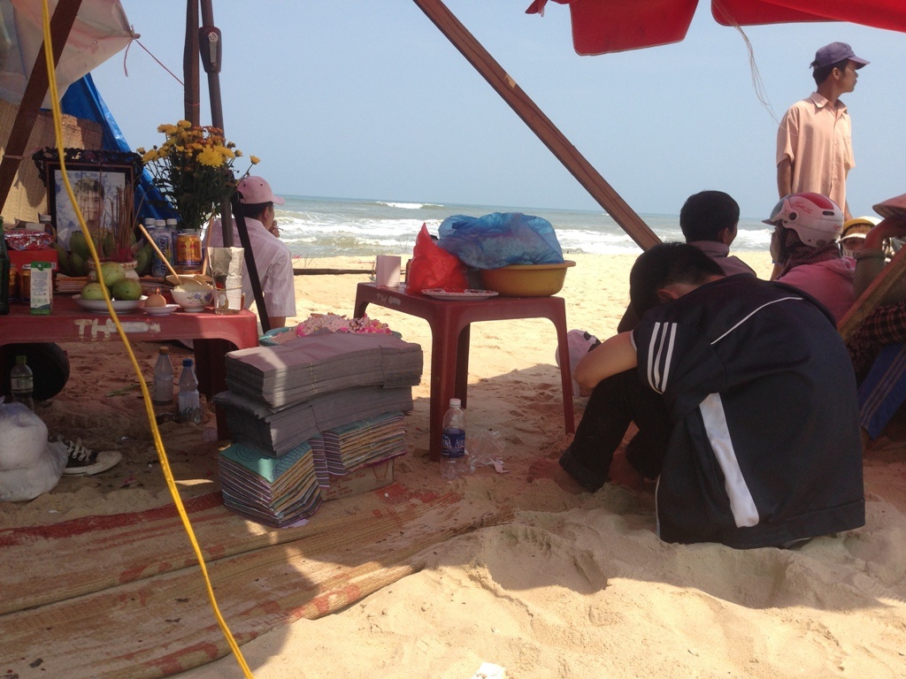 Thi the nam sinh vien troi dat vao bo anh 1