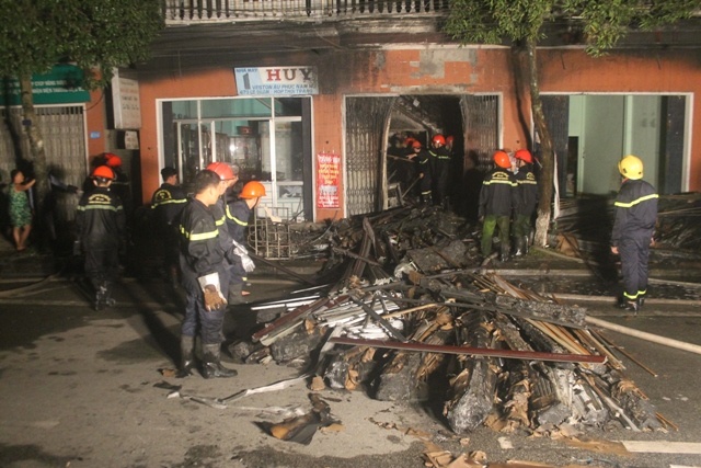 Chay nha giua dem, 3 nguoi leo qua lan can nha ben canh thoat nan hinh anh