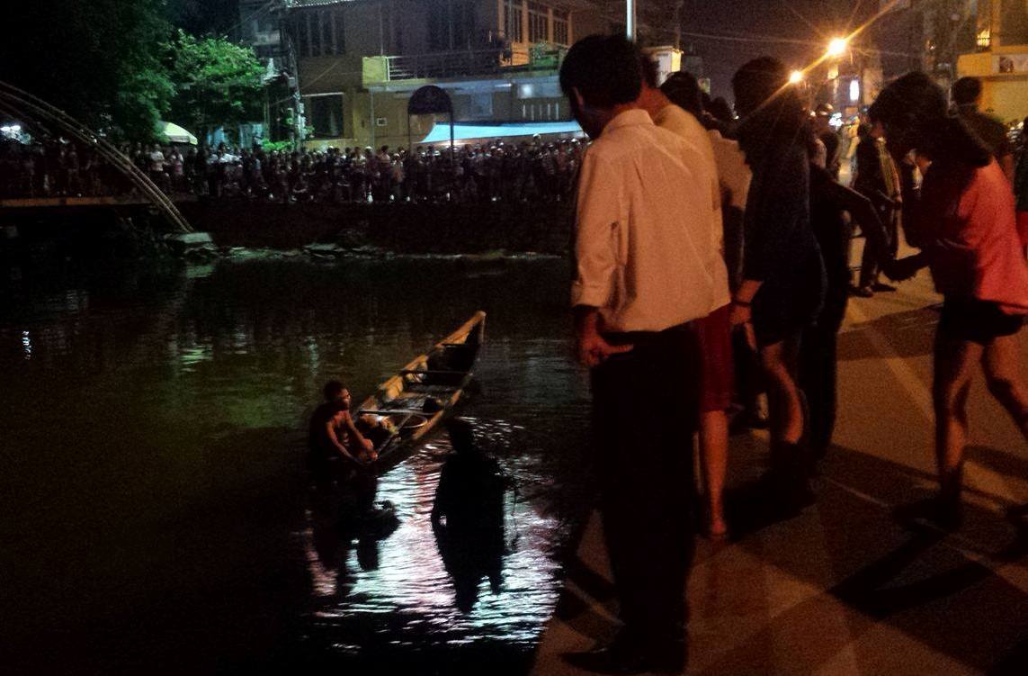 Nguoi dan ong di xe dap roi xuong song tu vong hinh anh