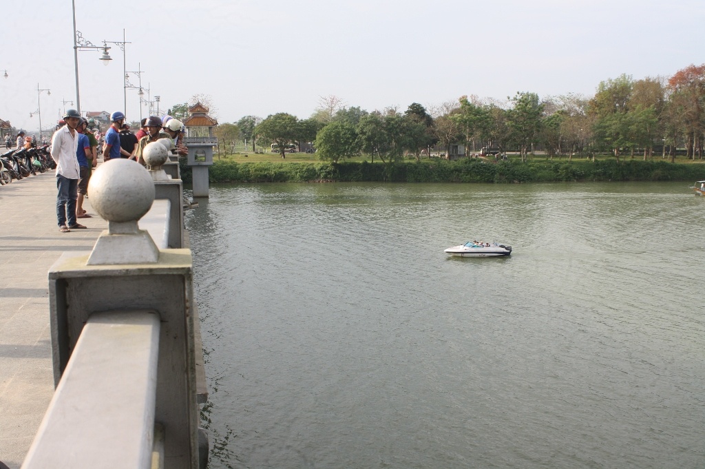 Nguoi dan ong nhay cau tu tu anh 1
