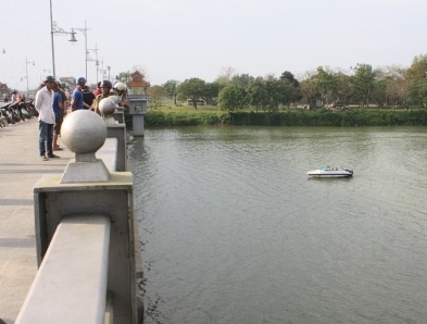 De lai xe may tren cau, nguoi dan ong lao minh xuong song tu tu hinh anh