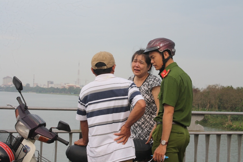 Nguoi dan ong nhay cau tu tu anh 2