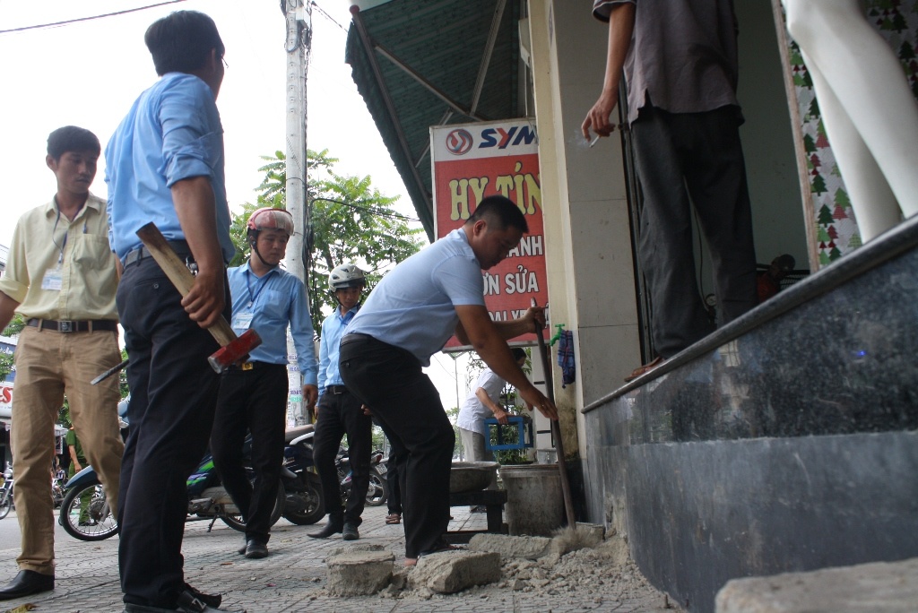 Lanh dao phuong thuyet phuc nguoi dan tra lai via he hinh anh