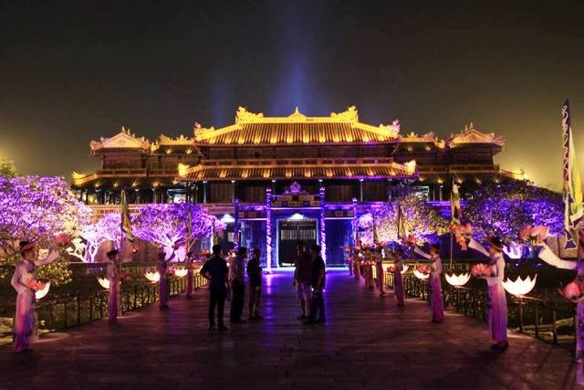 Dai noi Hue chinh thuc don du khach tham quan vao ban dem hinh anh