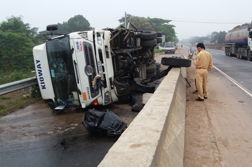 Ôtô tải tông vào lan can cầu vượt ảnh 1 Oto tai tong vao lan can cau vuot anh 1