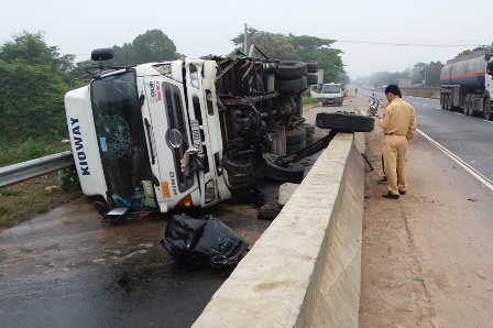 Oto tai lat nhao, vang 2 banh sau cu dam lan can cau vuot duong sat hinh anh