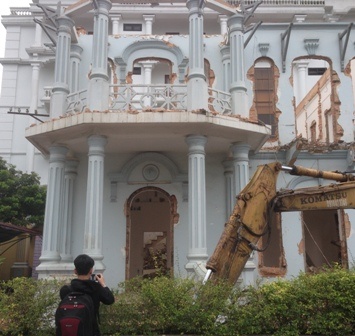 Pha biet thu 100 nam tuoi o Hue hinh anh