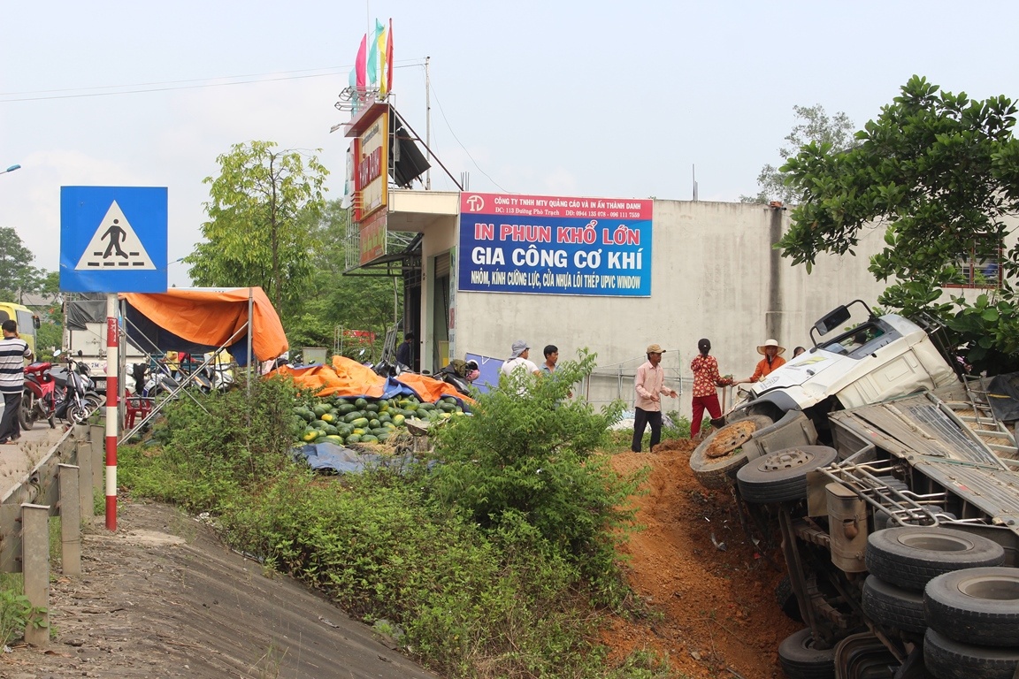 Nguoi dan gom dua tren xe tai bi lat anh 1
