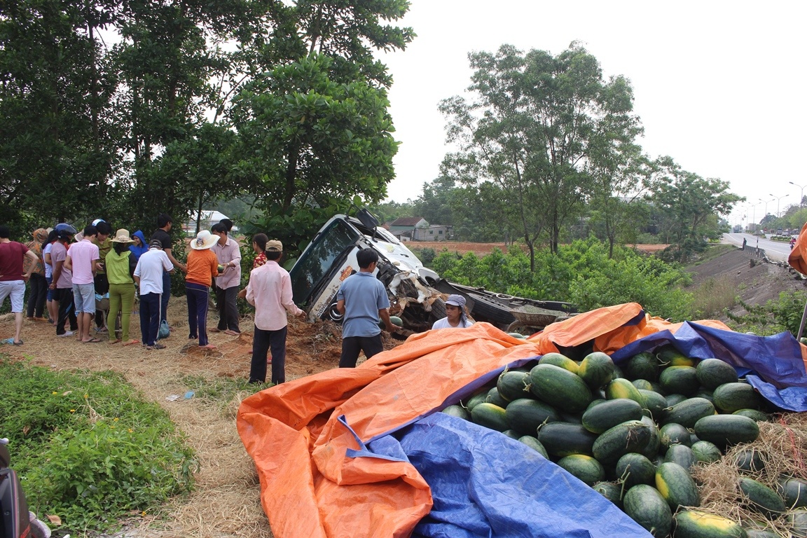 Nguoi dan giup tai xe gom hon 10 tan dua hau sau tai nan hinh anh