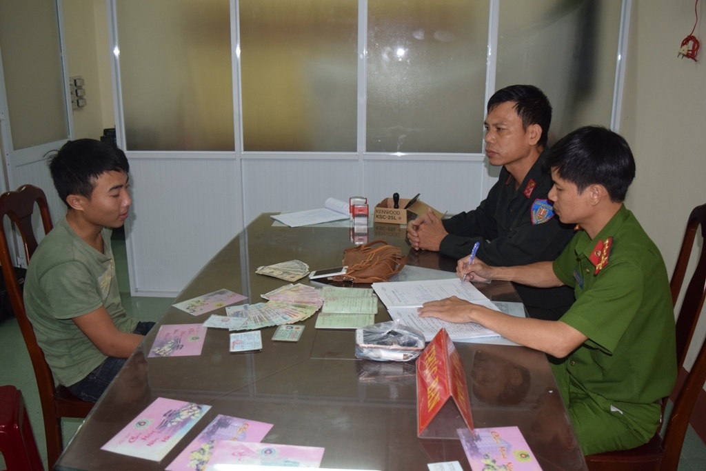 Thanh nien giat tui xach phu nu anh 1