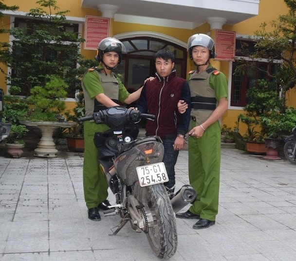 Thanh nien 17 tuoi giat tui xach trong dem hinh anh