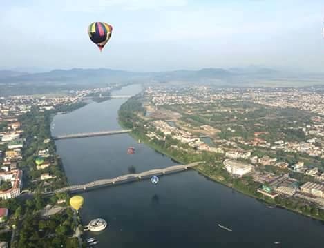 Le hoi khinh khi cau quoc te o Hue dip le 30/4 hinh anh