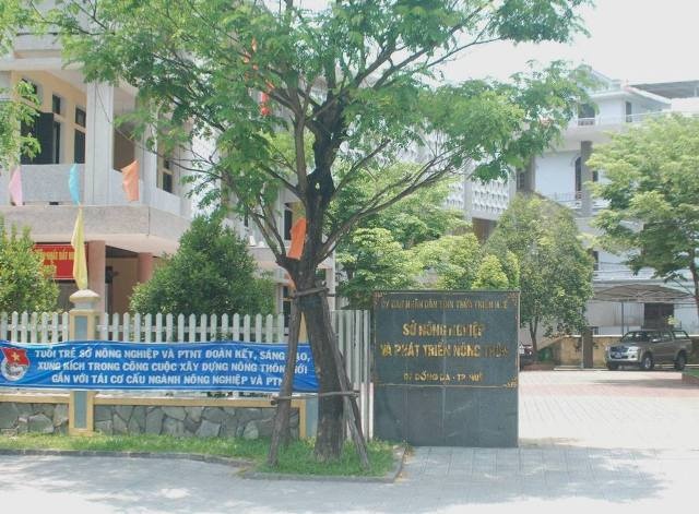 Mot phong cua So Nong nghiep co so lanh dao gap 3 nhan vien hinh anh