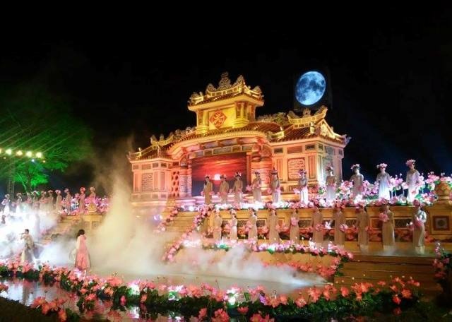 Hang nghin nguoi doi mua tham du khai mac festival nghe tai Hue hinh anh