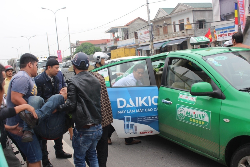 'Phuot thu' tong phai nguoi dan ong mo cua oto hinh anh