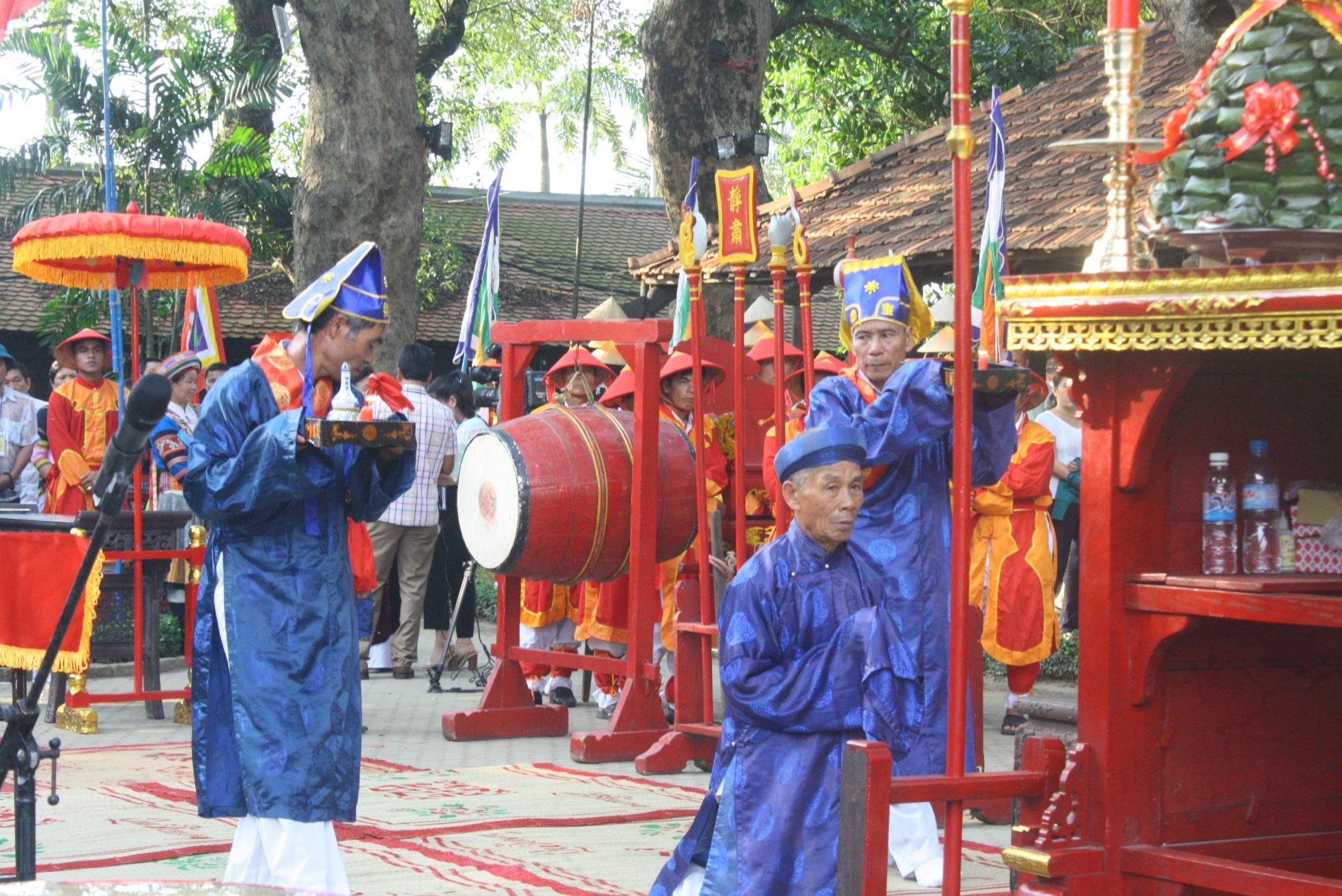 Hon 300 nghe nhan tham du le te to o festival nghe tai Hue hinh anh