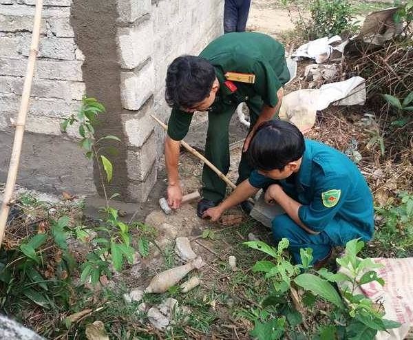 Dao mong xay mo, nguoi dan phat hien 2 qua dan con nguyen kip no hinh anh