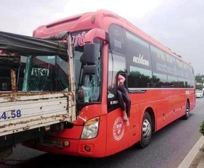 5 xe tong lien hoan tren quoc lo 1, hang chuc khach bi mac ket hinh anh